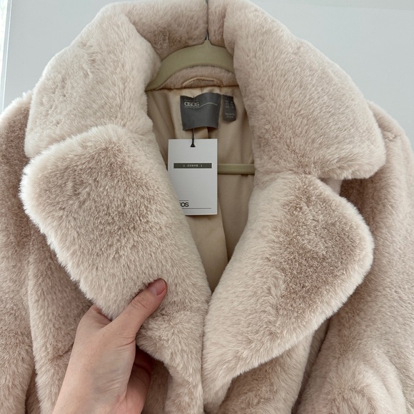 ASOS DESIGN plush faux fur longline maxi with belt in cream - Picture 7 of 13